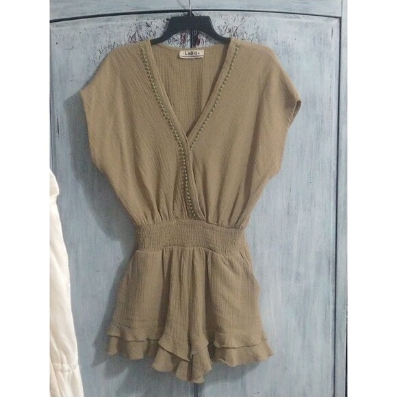 La Biz V-neck Ruffled Romper Beige Boho Feminine Cottage Core Beachy - Picture 1 of 12